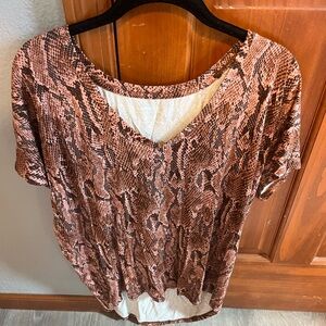 Express snake skin Short Sleeve Tee